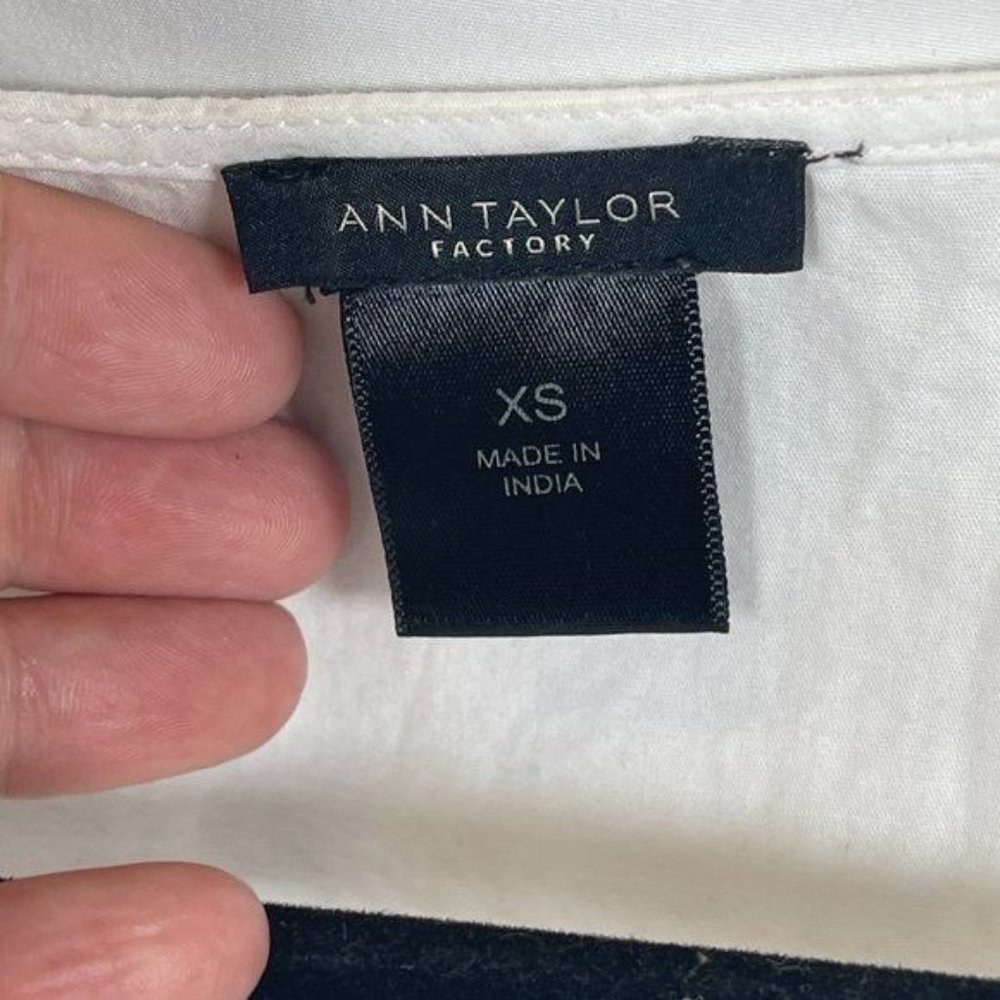 Ann Taylor Factory White Blouse W/ Embroidered Sleeves Sz XS - Picture 4 of 7